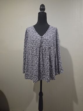 Universal Thread Grey and White Printed V-Neck Peasant Blouse